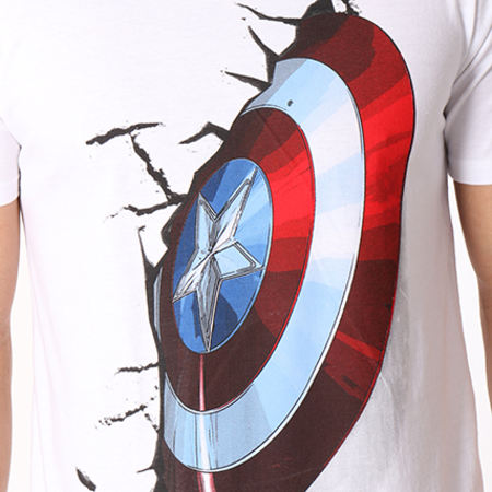 Captain America - Tee Shirt CShield On Wall Blanc