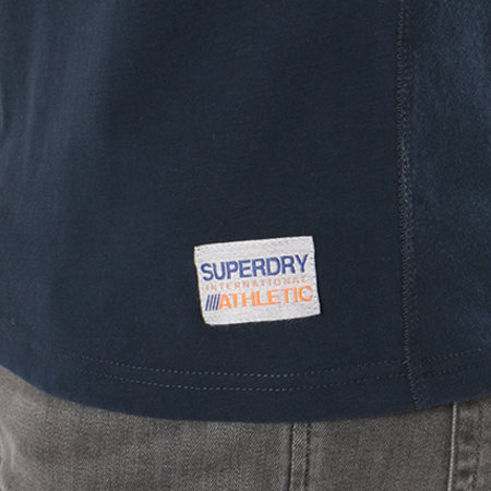 Superdry - Tee Shirt Trophy Chest Band M10002SQ Bleu Marine