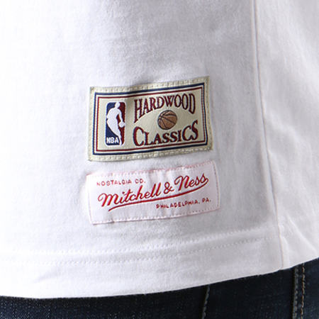 Mitchell and Ness - Tee Shirt Lebron James Cleveland Cavaliers Blanc Noir