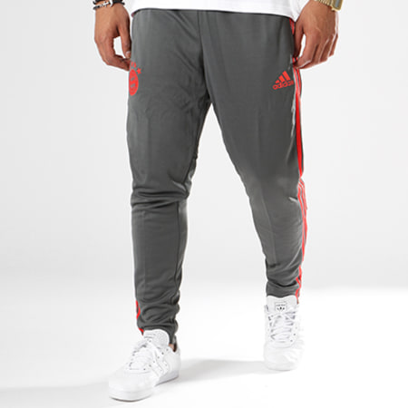 Adidas Performance - Pantalon Jogging Bandes Brodées FC Bayern München CW7260 Gris Anthracite Rouge