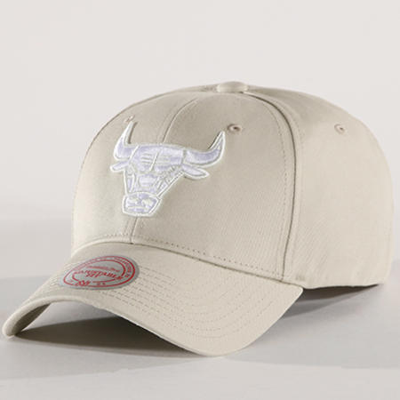 Mitchell and Ness - Casquette Team Logo Low Pro Chicago Bulls Ecru