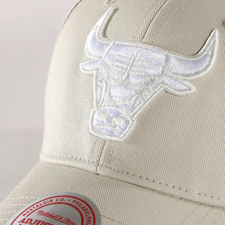 Mitchell and Ness - Casquette Team Logo Low Pro Chicago Bulls Ecru