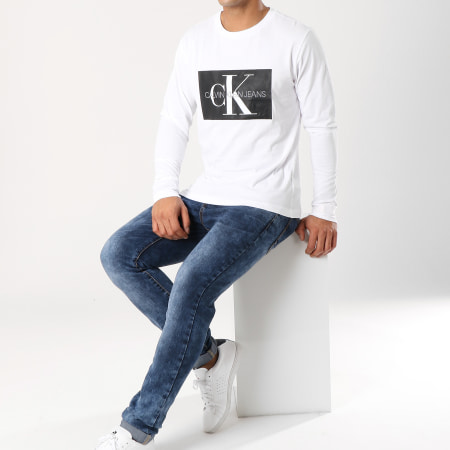 Calvin Klein - Tee Shirt Manches Longues Monogram Box Logo 7853 Blanc