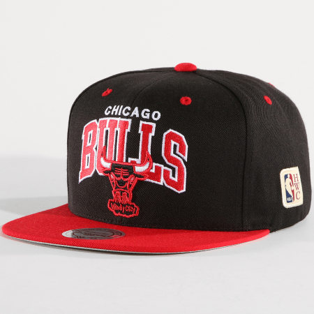Mitchell and Ness - Casquette Snapback Team Arch Chicago Bulls Noir Rouge