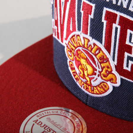Mitchell and Ness - Casquette Snapback Team Arch Cleveland Cavaliers Bleu Marine Bordeaux