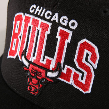 Mitchell and Ness - Casquette Team Arch Pinch Panel Chicago Bulls Noir
