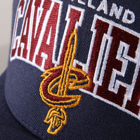 Mitchell and Ness - Casquette Team Arch Pinch Panel Cleveland Cavaliers Bleu Marine