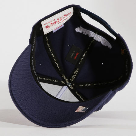 Mitchell and Ness - Casquette Team Arch Pinch Panel Cleveland Cavaliers Bleu Marine
