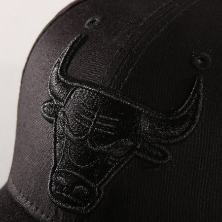 New Era - Casquette Fitted 39Thirty Black On Black Chicago Bulls Noir