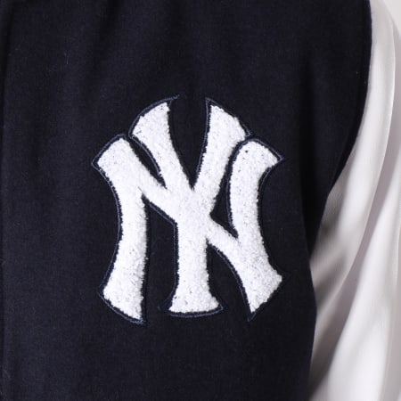 New Era - Veste Teddy Post Grad Pack New York Yankees Bleu Marine Blanc