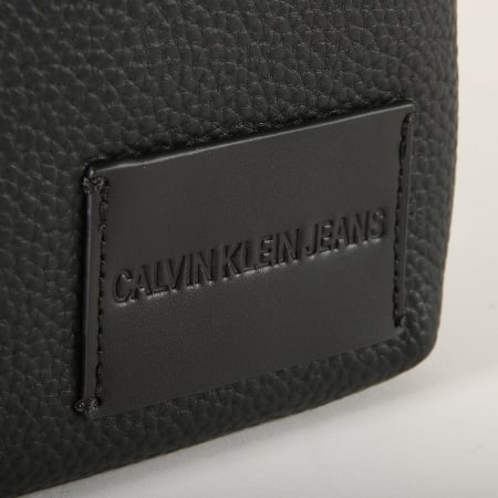 Calvin Klein - Sacoche Pebble Essential 0660 Noir