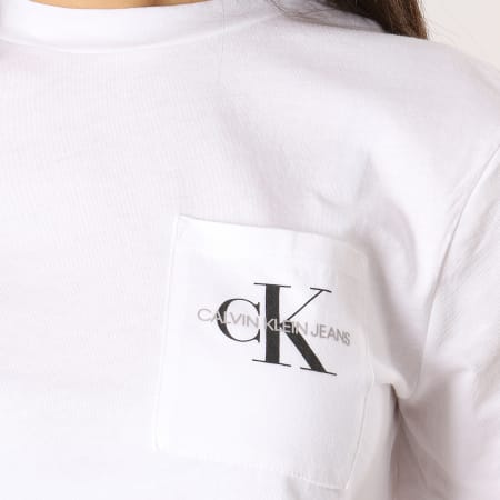 Calvin Klein - Tee Shirt Crop Femme Avec Poche Monogram Blanc
