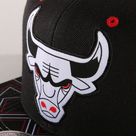 Mitchell and Ness - Casquette Snapback Chicago Bulls BH78DP Noir Rouge Blanc 