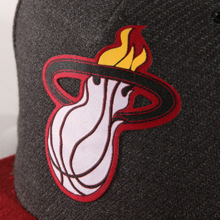 Mitchell and Ness - Casquette Snapback Miami Heat Varisty Gris Anthracite Rouge