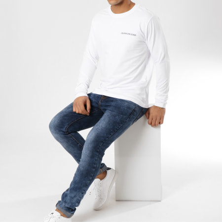 Calvin Klein - Tee Shirt Manches Longues Institutional Chest Logo Blanc