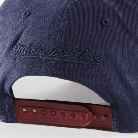 Mitchell and Ness - Casquette Cleveland Cavaliers INTL266 Bleu Marine Bordeaux