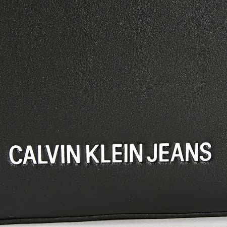 Calvin Klein - Sacoche Smooth Essentials Micro Flat 4528 Noir