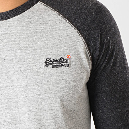 Superdry - Tee Shirt Manches Longues Orange Label Baseball Gris Chiné Gris Anthracite