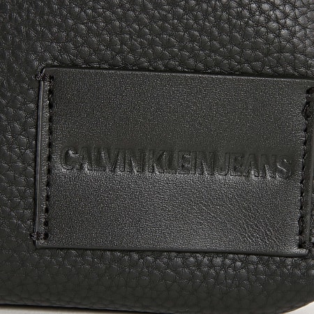 Calvin Klein - Sacoche Pebble Essentials Micro Flat 4523 Noir