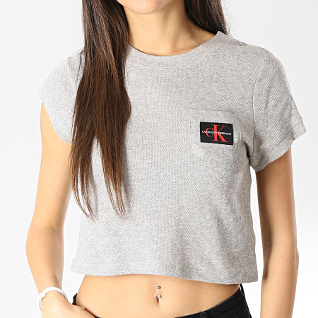 Calvin Klein - Tee Shirt Poche Crop Femme QS6252E Gris Chiné