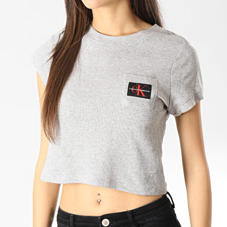 Calvin Klein - Tee Shirt Poche Crop Femme QS6252E Gris Chiné