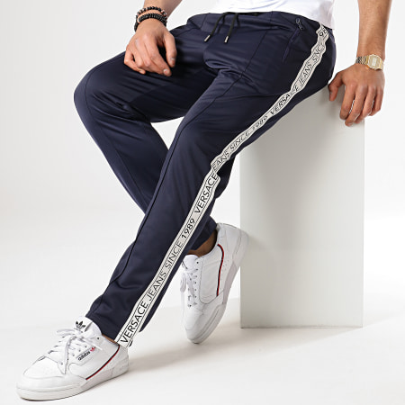 Versace Jeans Couture - Pantalon Jogging A Bandes Tum318 Tape Logo A2GTB1F8-13919 Bleu Marine Blanc