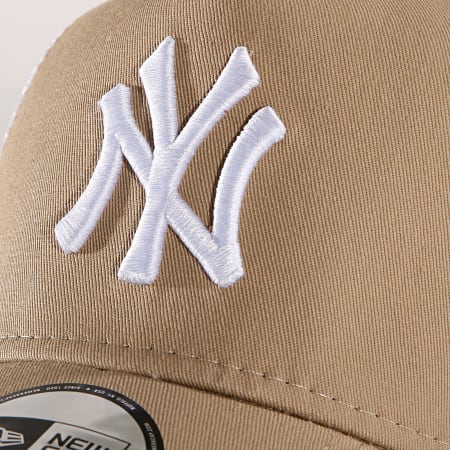 New Era - Casquette Trucker Essential Embroidered 940 New York Yankees  12500201 Camel Blanc 