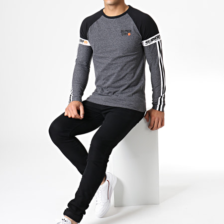 Superdry - Tee Shirt Manches Longues A Bandes Stacked Moto Label M60908EU Gris Noir Blanc