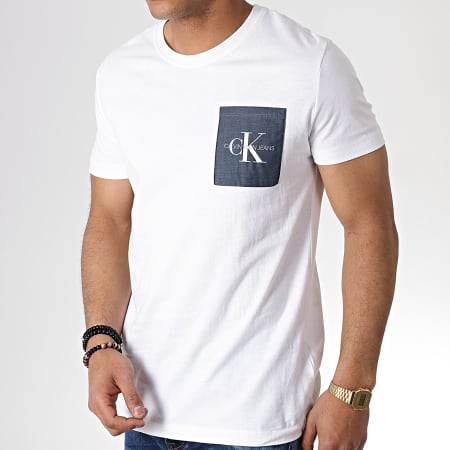 Calvin Klein - Tee Shirt Poche Monogram 2993 Blanc Bleu Marine