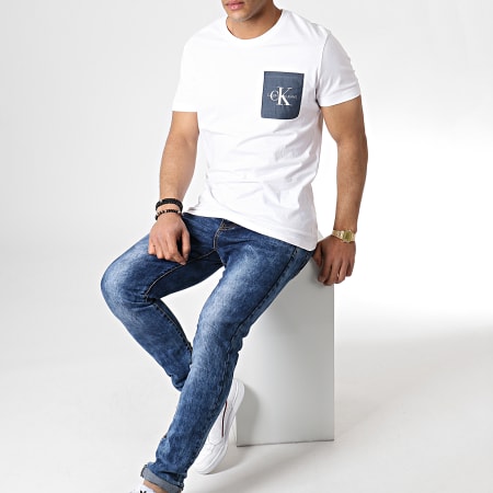 Calvin Klein - Tee Shirt Poche Monogram 2993 Blanc Bleu Marine