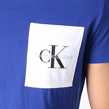 Calvin Klein - Tee Shirt Poche Monogram 2993 Bleu Roi Blanc