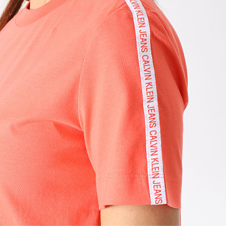Calvin Klein - Tee Shirt Femme A Bandes Straight Logo Tape 1880 Corail