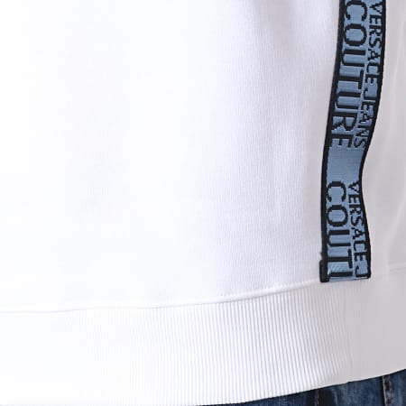 Versace Jeans Couture - Sweat Crewneck A Bandes UUP302 Tape Logo B7GUA7FH Blanc Noir Bleu