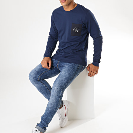 Calvin Klein - Tee Shirt Manches Longues Monogram Pocket 3797 Bleu Marine