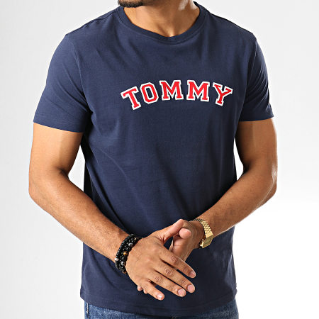 Tommy Hilfiger - Tee Shirt CN Logo 1623 Bleu Marine Rouge Blanc