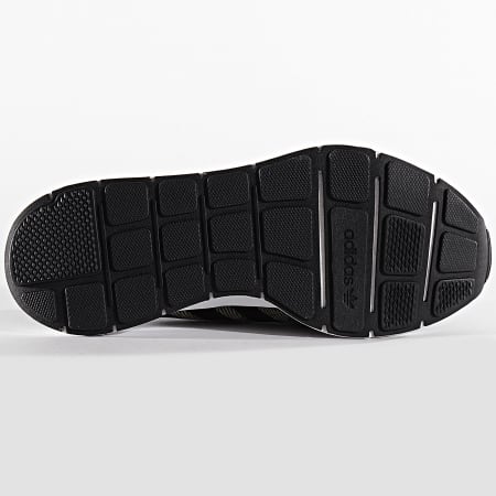 Adidas Originals - Baskets Swift Run EE7214 Track Carbon Core Black Footwear White