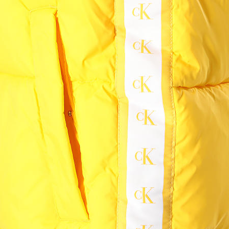 Calvin Klein - Chaqueta de plumón con capucha y cinta de monograma para mujer 2080 amarillo