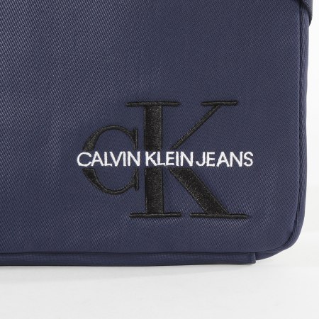 Calvin Klein - Sacoche Monogram Nylon Flat 5246 Bleu Marine