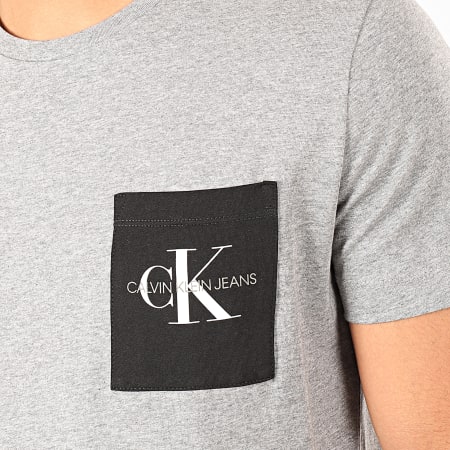 Calvin Klein - Tee Shirt Poche Monogram 4070 Gris Chiné