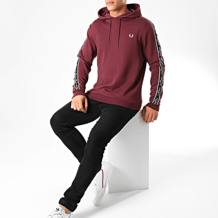 Fred Perry - Sweat Capuche Taped Sleeve J7528 Bordeaux