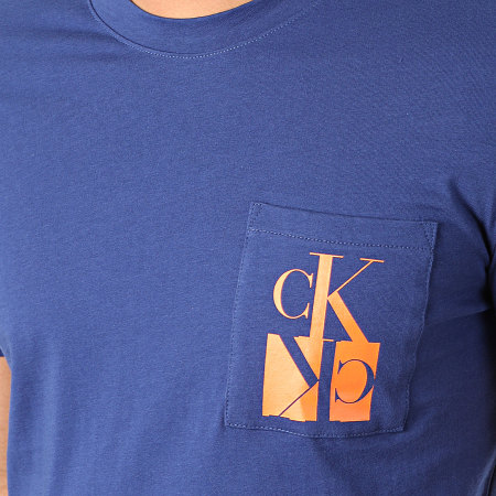 Calvin Klein - Tee Shirt Poche Mirrored Monogram 4105 Bleu Marine