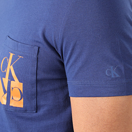 Calvin Klein - Tee Shirt Poche Mirrored Monogram 4105 Bleu Marine