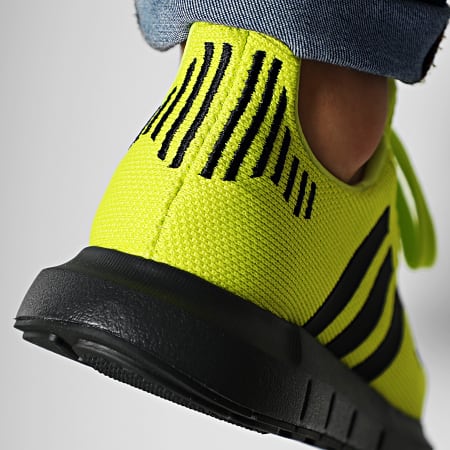 Adidas Originals - Baskets Swift Run EE6797 Semi Solar Yellow Core Black Carbon