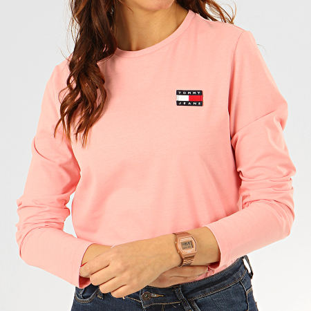 Tommy Jeans - Tee Shirt Manches Longues Femme Tommy Badge 7433 Rose Clair