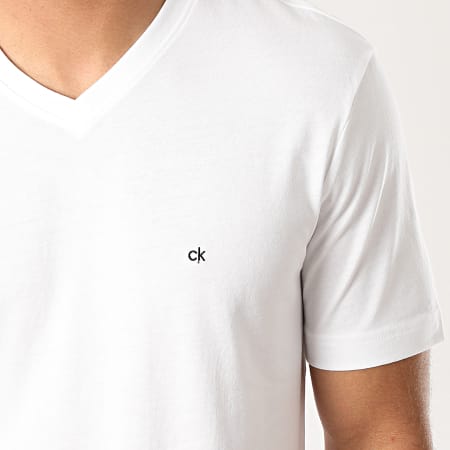 Calvin Klein - Tee Shirt Col V Logo Embroidery 3672 Blanc