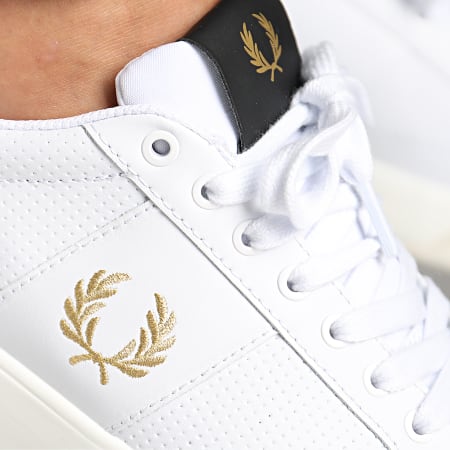 Fred Perry - Baskets B200 Perf Leather B8298 Blanc