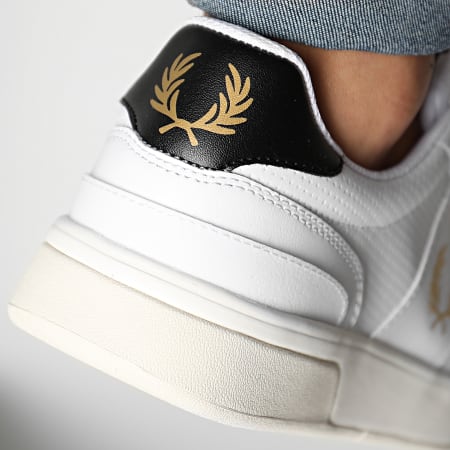 Fred Perry - Baskets B200 Perf Leather B8298 Blanc