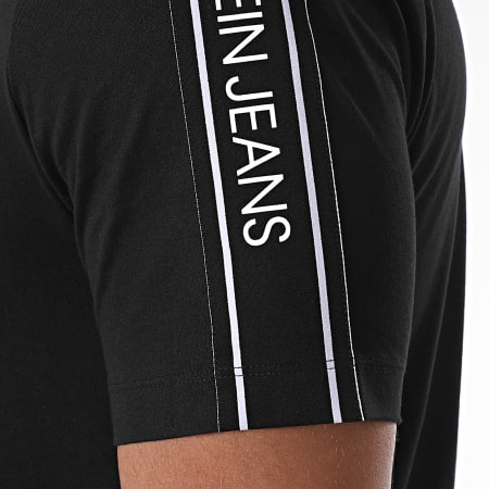 Calvin Klein - Maglietta con logo a strisce sulla spalla 5983 Nero