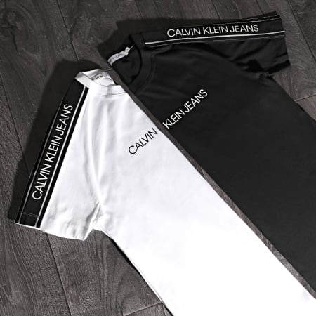 Calvin Klein - Maglietta con logo a strisce sulla spalla 5983 Nero