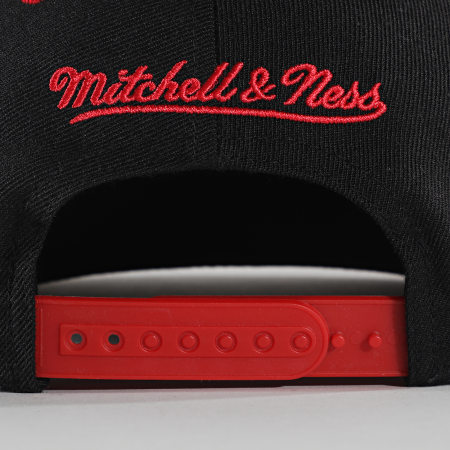 Mitchell and Ness - Casquette Snapback International 226 Chicago Bulls Noir Rouge